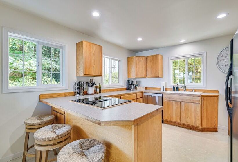 Waterfront Vashon Island Home, Beach Access & View