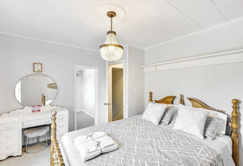 Bright South Haven Cottage ~ 2 Mi To Beach!