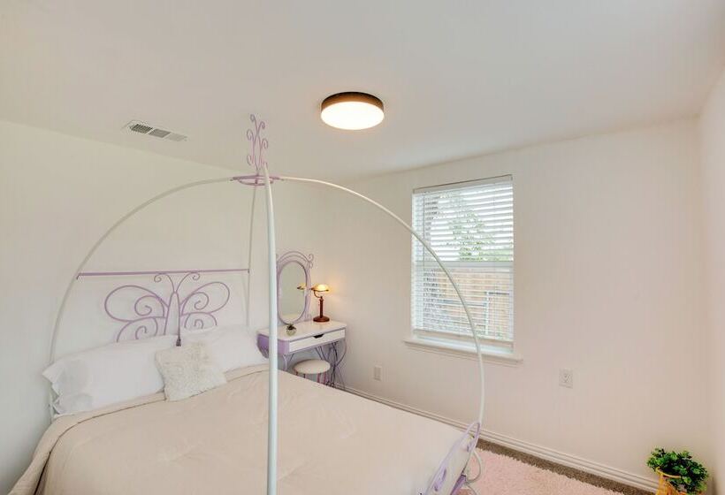 Cedar Hill Home W/ Fenced Patio, Grill & Foosball!