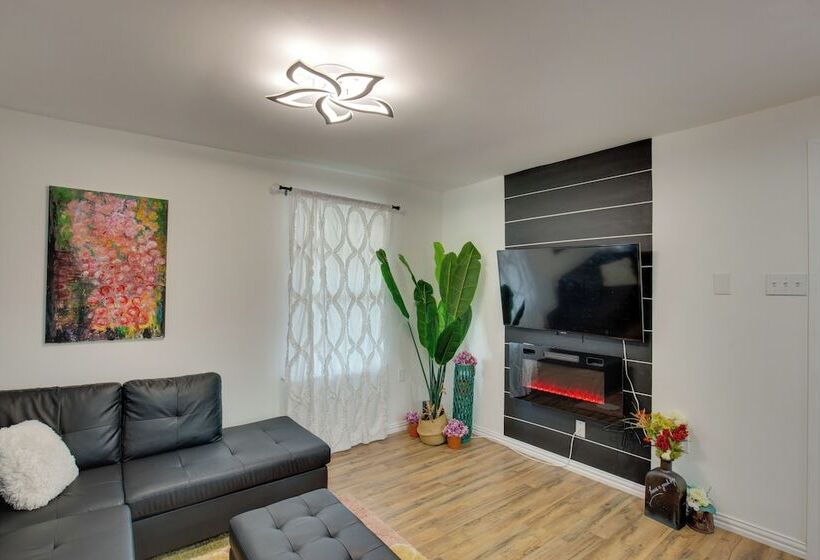 Cedar Hill Home W/ Fenced Patio, Grill & Foosball!