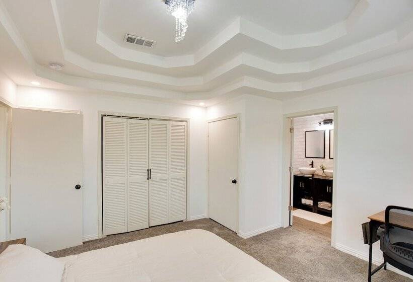 Cedar Hill Home W/ Fenced Patio, Grill & Foosball!