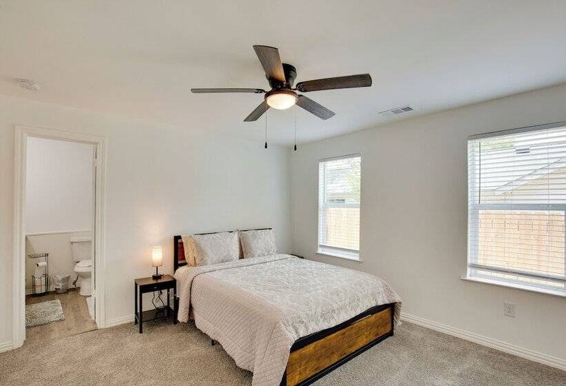 Cedar Hill Home W/ Fenced Patio, Grill & Foosball!