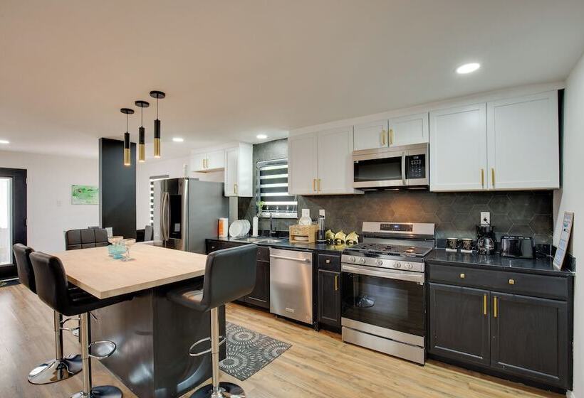 Cedar Hill Home W/ Fenced Patio, Grill & Foosball!