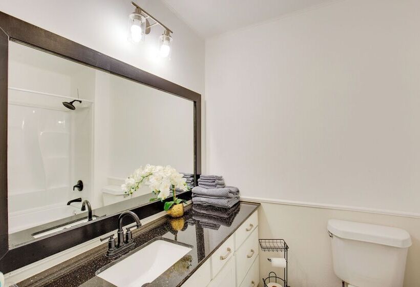 Cedar Hill Home W/ Fenced Patio, Grill & Foosball!