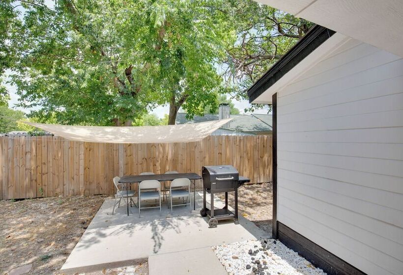 Cedar Hill Home W/ Fenced Patio, Grill & Foosball!