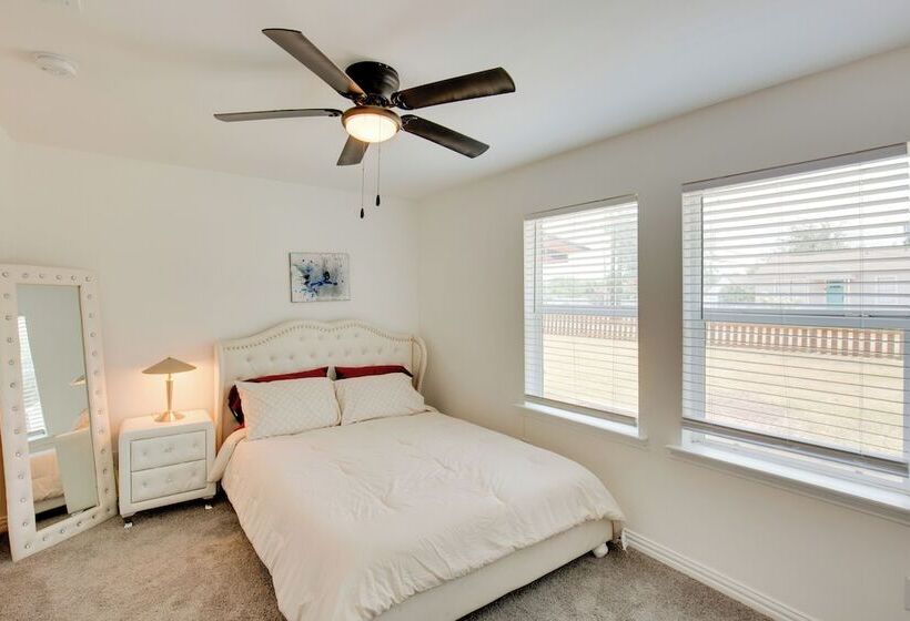 Cedar Hill Home W/ Fenced Patio, Grill & Foosball!