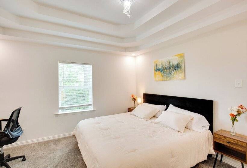 Cedar Hill Home W/ Fenced Patio, Grill & Foosball!