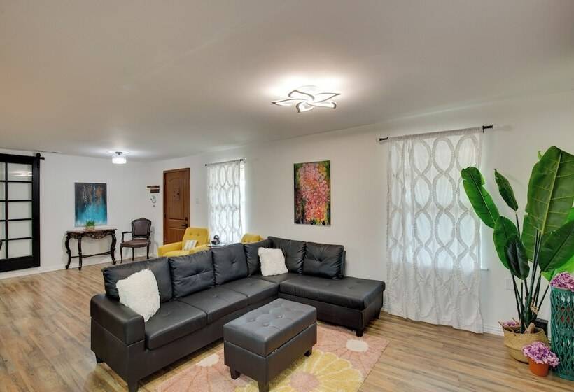 Cedar Hill Home W/ Fenced Patio, Grill & Foosball!