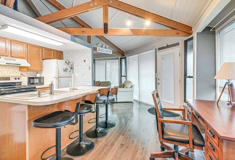 Myrtle Beach Tree House W/ Deck ~ 7 Mi To Beach!