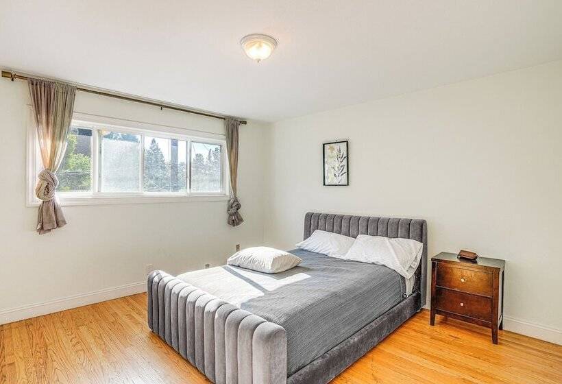 Charming Oakland Home W/ Fireplace & Deck!