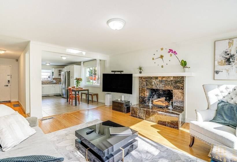 Charming Oakland Home W/ Fireplace & Deck!