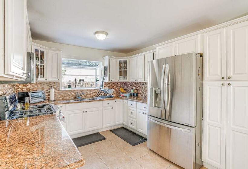 Charming Oakland Home W/ Fireplace & Deck!