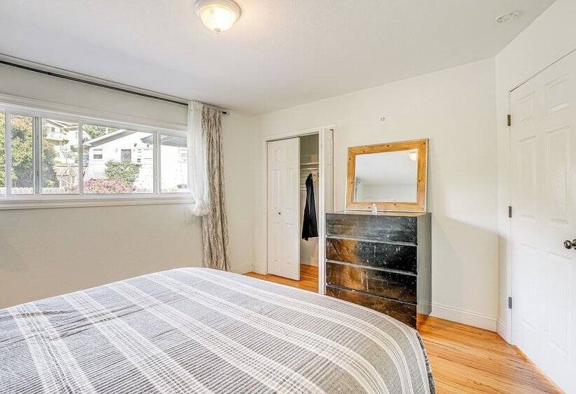 Charming Oakland Home W/ Fireplace & Deck!