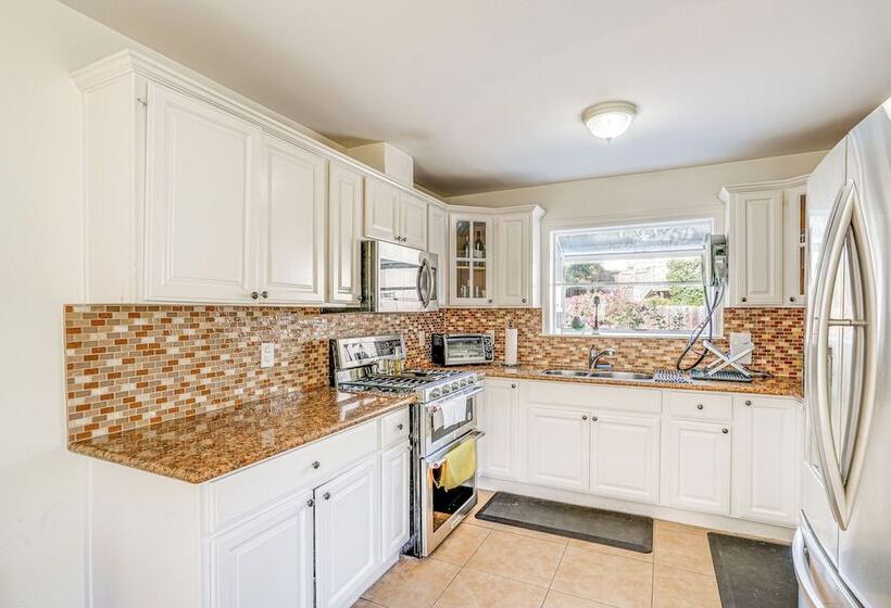 Charming Oakland Home W/ Fireplace & Deck!