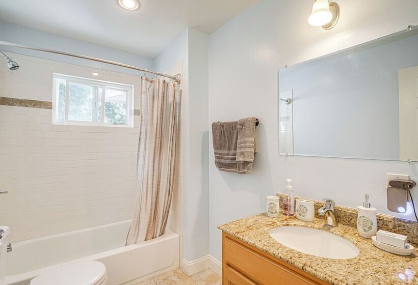 Charming Oakland Home W/ Fireplace & Deck!