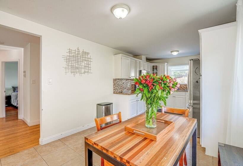 Charming Oakland Home W/ Fireplace & Deck!