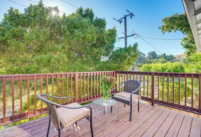 Charming Oakland Home W/ Fireplace & Deck!