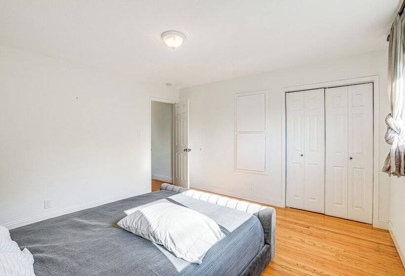 Charming Oakland Home W/ Fireplace & Deck!