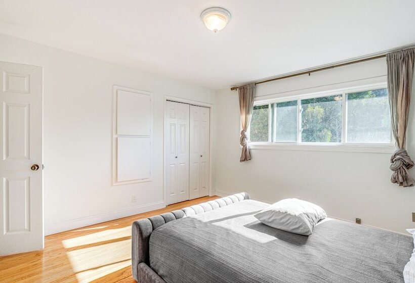 Charming Oakland Home W/ Fireplace & Deck!