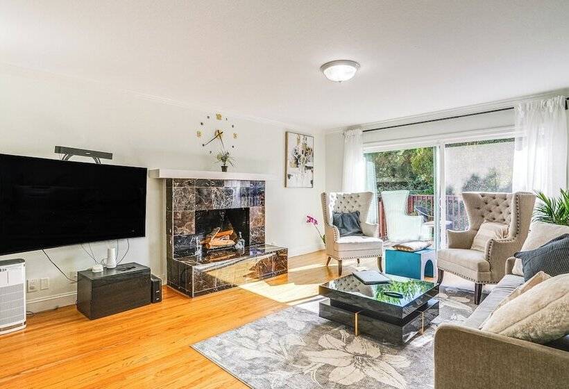 Charming Oakland Home W/ Fireplace & Deck!