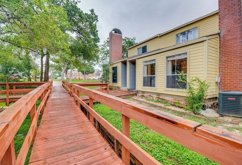 College Station Gem W/ Pool Access Near University