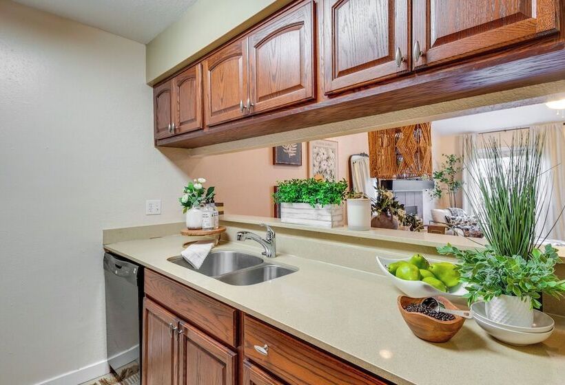 College Station Gem W/ Pool Access Near University