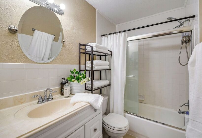 College Station Gem W/ Pool Access Near University