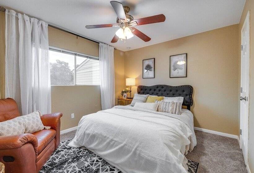 College Station Gem W/ Pool Access Near University