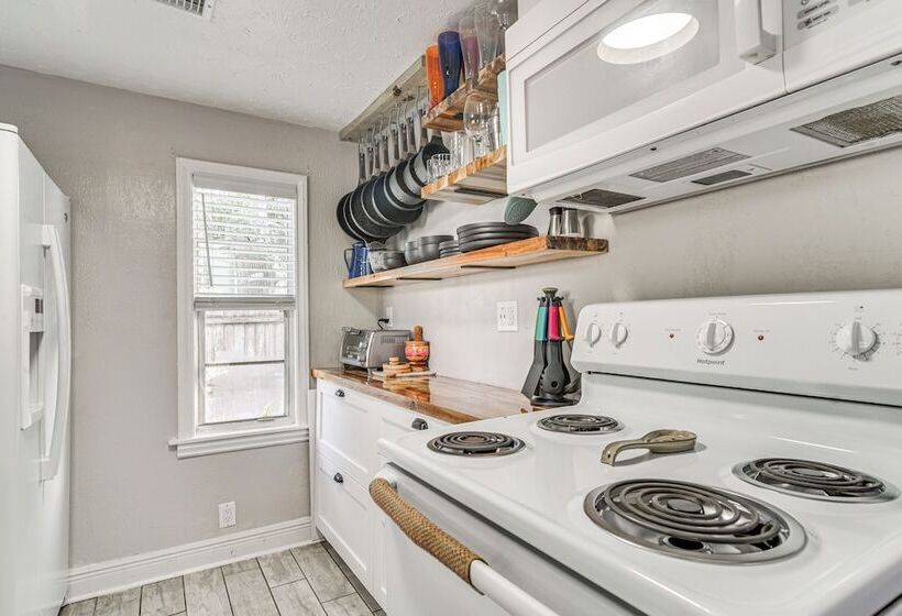 Colorful St Petersburg Gem W/ Patio, Near Beaches!