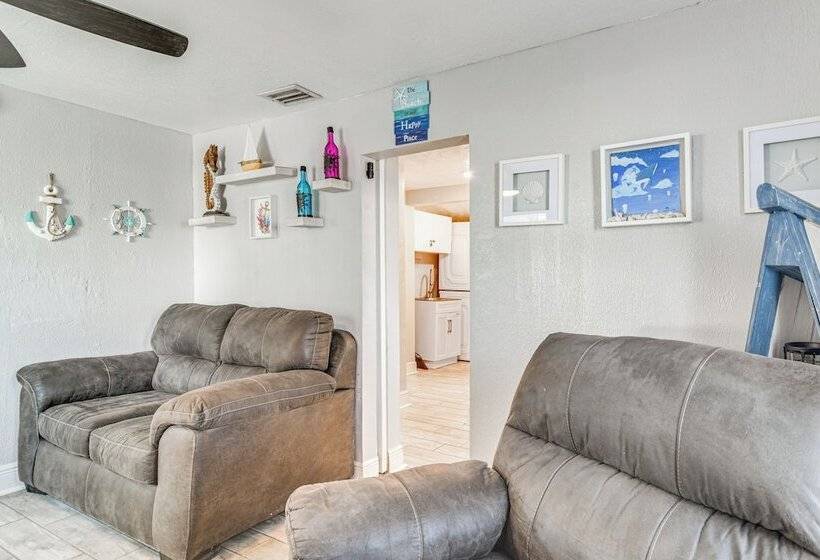 Colorful St Petersburg Gem W/ Patio, Near Beaches!