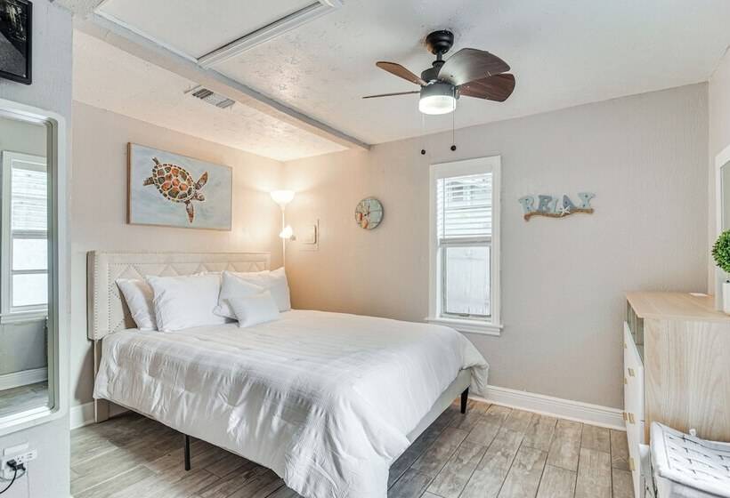 Colorful St Petersburg Gem W/ Patio, Near Beaches!