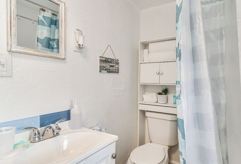 Colorful St Petersburg Gem W/ Patio, Near Beaches!