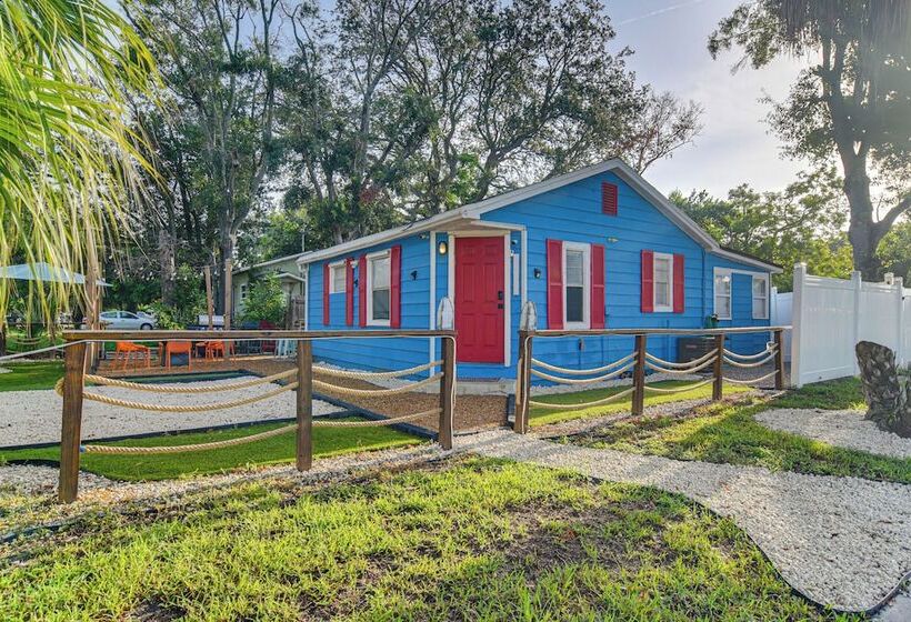 Colorful St Petersburg Gem W/ Patio, Near Beaches!