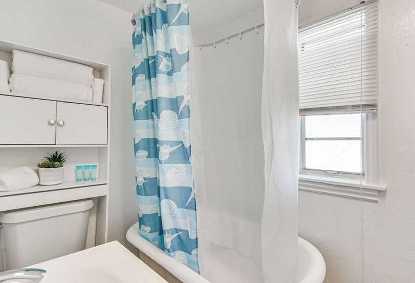 Colorful St Petersburg Gem W/ Patio, Near Beaches!