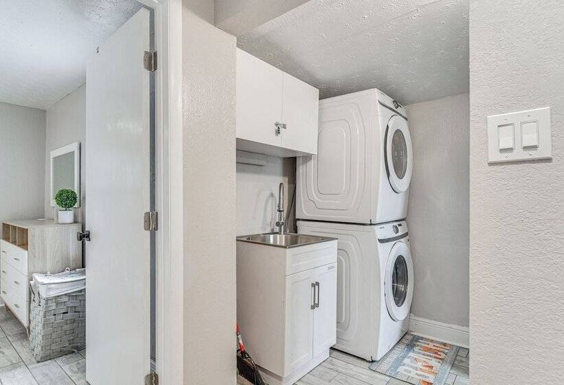 Colorful St Petersburg Gem W/ Patio, Near Beaches!