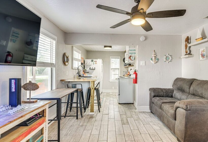 Colorful St Petersburg Gem W/ Patio, Near Beaches!