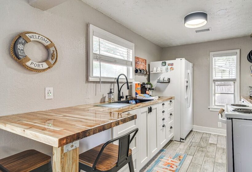 Colorful St Petersburg Gem W/ Patio, Near Beaches!