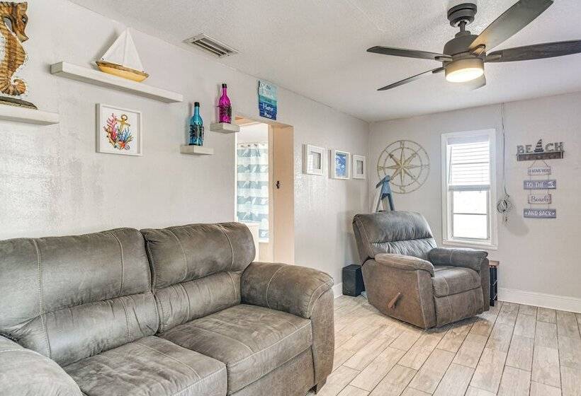 Colorful St Petersburg Gem W/ Patio, Near Beaches!