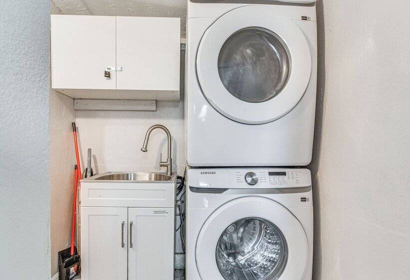 Colorful St Petersburg Gem W/ Patio, Near Beaches!