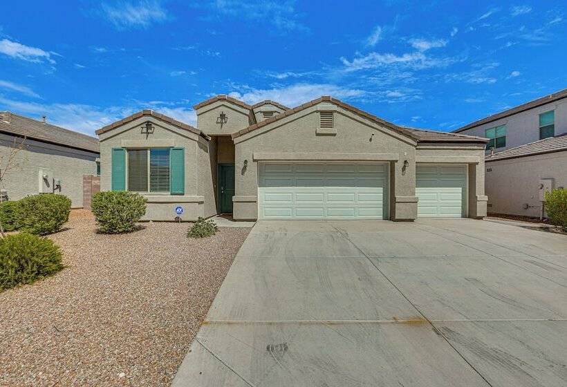 Cozy Buckeye Home W/ Patio & Fire Pit!