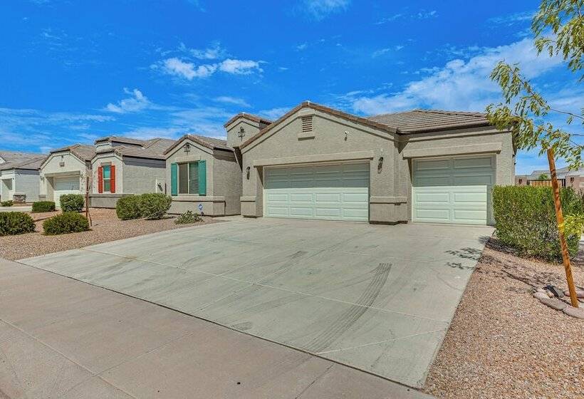 Cozy Buckeye Home W/ Patio & Fire Pit!