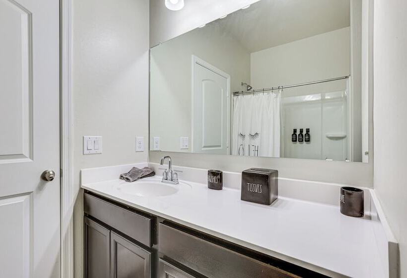 Cozy Buckeye Home W/ Patio & Fire Pit!