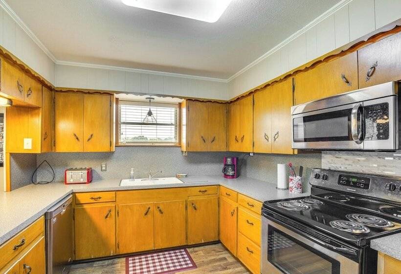 Cozy De Kalb Home W/ Grill On 100 Acres!