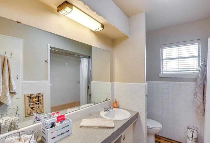 Cozy De Kalb Home W/ Grill On 100 Acres!