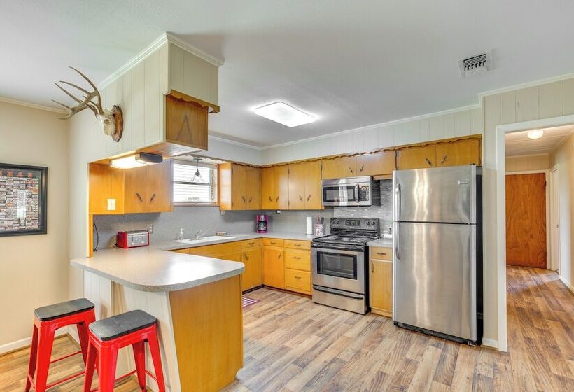 Cozy De Kalb Home W/ Grill On 100 Acres!