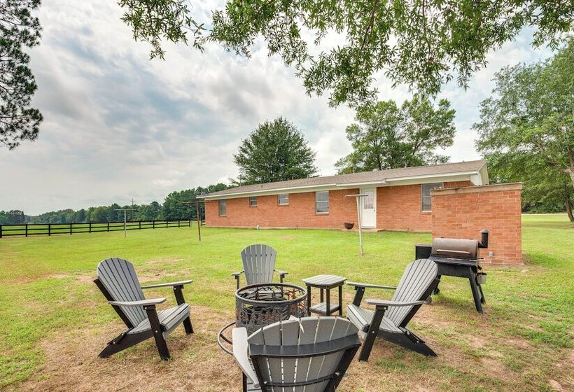 Cozy De Kalb Home W/ Grill On 100 Acres!
