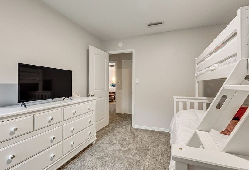 Daphne Home W/ Deck: Close To Beaches & Parks!