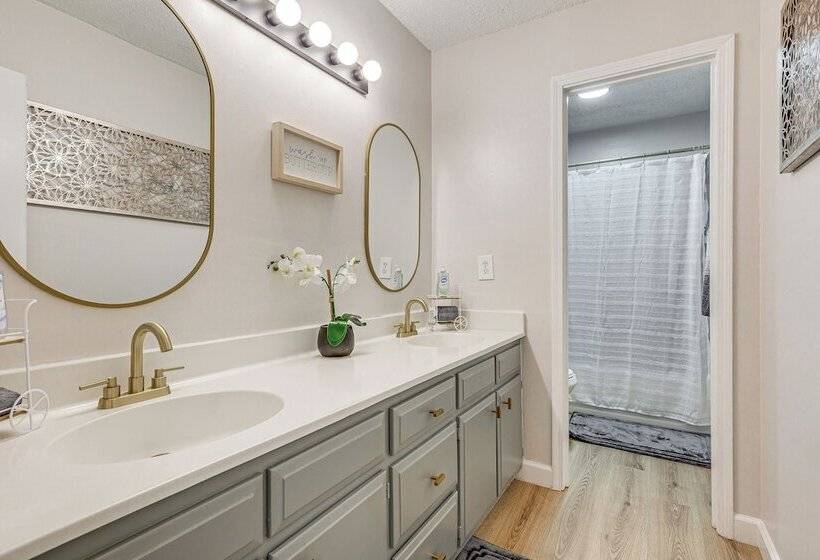 Daphne Home W/ Deck: Close To Beaches & Parks!