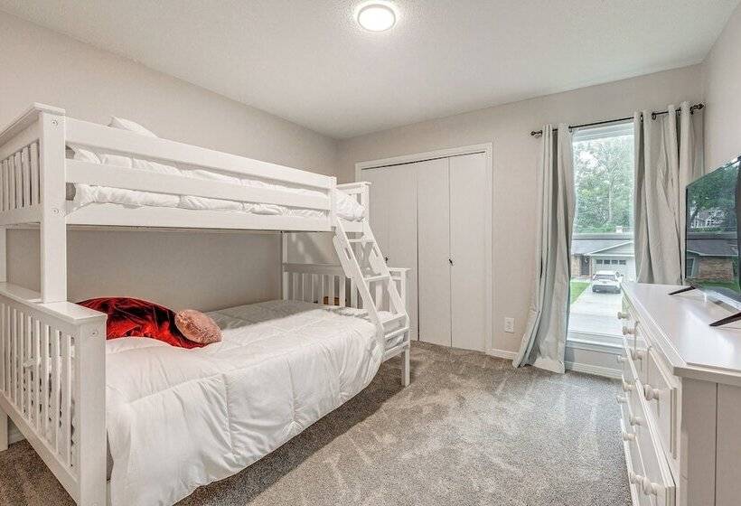 Daphne Home W/ Deck: Close To Beaches & Parks!