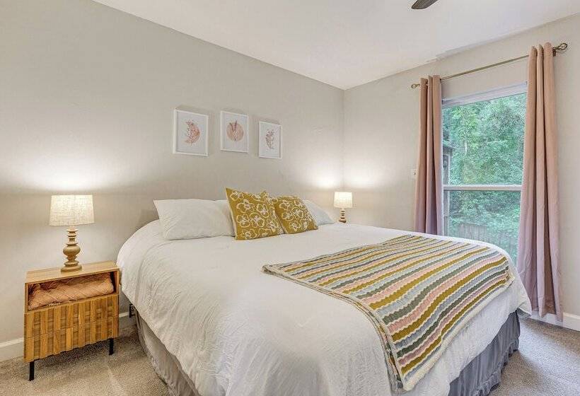 Daphne Home W/ Deck: Close To Beaches & Parks!